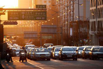  Ruch uliczny w godzinach szczytu w dzielnicy Gangnam