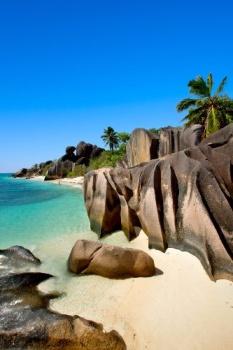 Skały na piaszczystej plaży