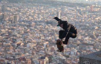Skater na tle miasta