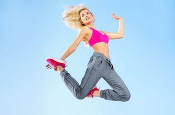 Skok ćwiczącej dziewczyny