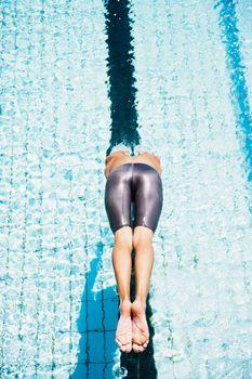 Skok do wody na główkę