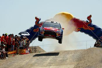 Skok samochodem rajdowym 