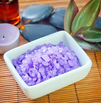 Sól morska w marmurowym naczyniu