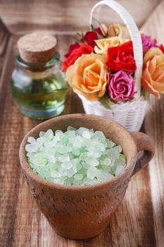 Sól morska w naczyniu i kwiaty