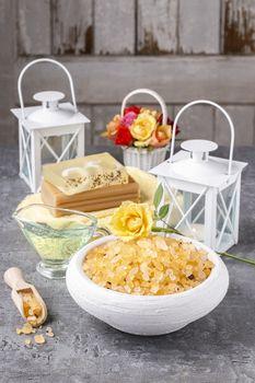 Sól morska z latarenkami w tle