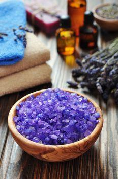Sól morska z lawendą i olejkami w tle