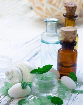 Sól morska z listkiem mięty