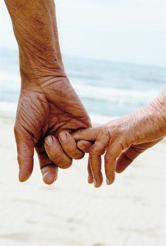 Splecione dłonie starszych ludzi