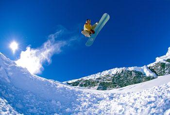 Daleki skok na desce snowboardowej