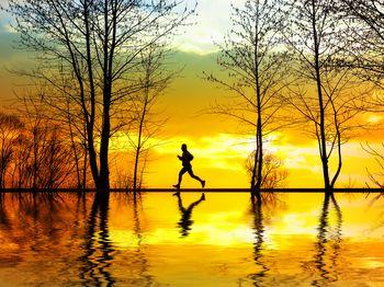 Jogging w parku o zachodzie słońca