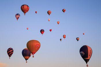 Kilkanaście latających balonów 