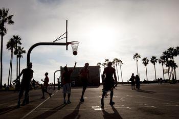Mecz koszykówki o zachodzie słońca