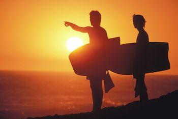 Para szukająca miejsca do surfingu