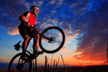 Przejażdżka rowerowa o zachodzie słońca
