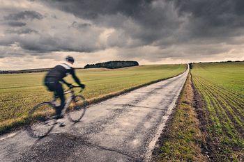 Przejażdżka rowerowa w pochmurny dzień