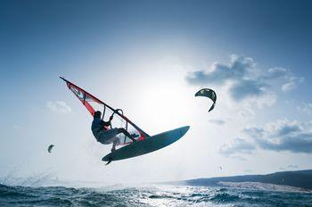 Skok na desce windsurfingowej