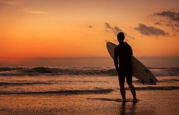 Surfing o zachodzie słońca
