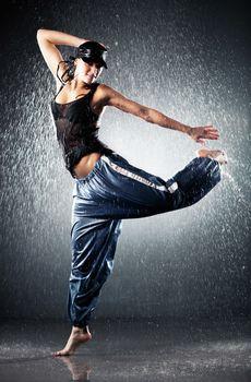 Tańcząca dziewczyna w deszczu