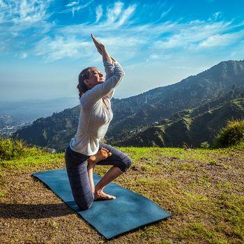 Yoga na tle malowniczego krajobrazu