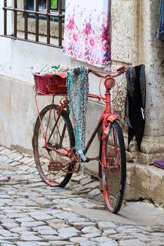Stary czerwony rower