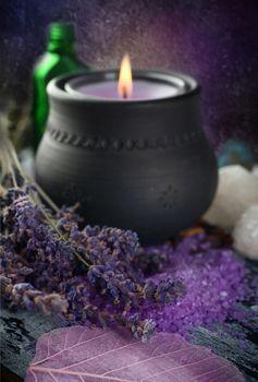 Świeca w towarzystwie kwiatów lawendy