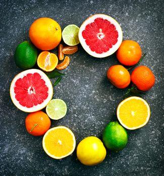 Świeże owoce cytrusowe ułożone na kształt koła