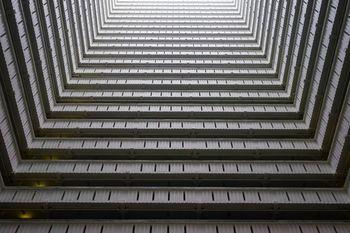 Symetryczny układ budynku widziany od dołu