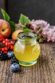 Syrop owocowy w małym słoiczku