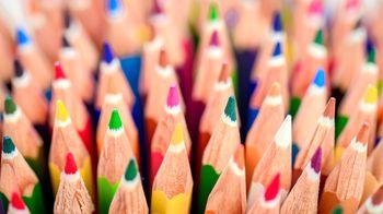 Tęczowe czubki kredek