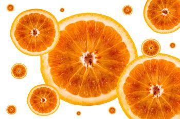 Plastry pomarańczy na białym tle