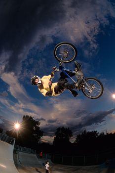 Trik na rowerze typu bmx