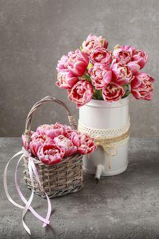 Tulipany w plecionym koszyku