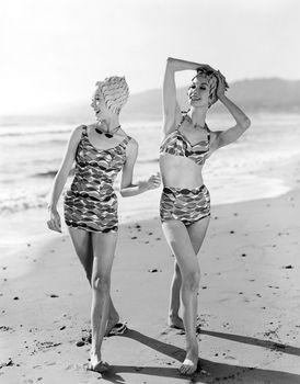 Kobiety spacerujące po plaży 