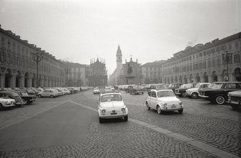 Oldschoolowe samochody na rynku miejskim