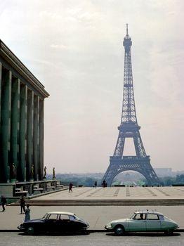 Widok na wieżę Eiffla w Paryżu