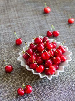 Wiśnie na białym talerzu