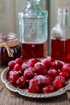 Wiśnie na srebrnej tacy