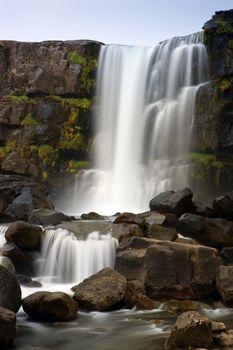 Wodospad spływający w skalistej scenerii