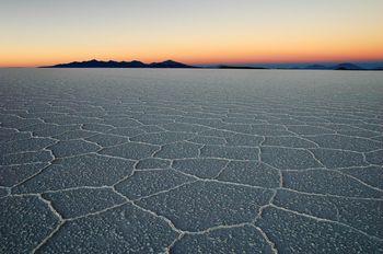 Wyschnięte jezioro na tle wschodu słońca