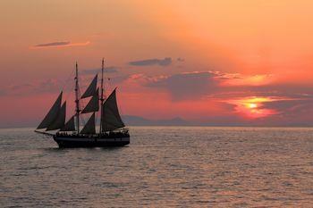  Żaglowiec o zachodzie słońca, Grecja, Cyklady, Santorin