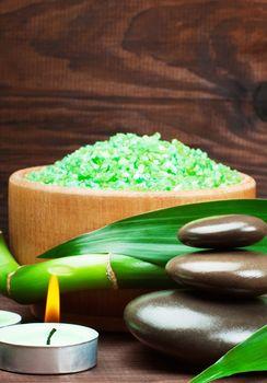 Zielona sól morska w towarzystwie kamieni