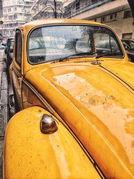 Żółty Volkswagen Beetle