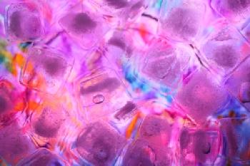 Kostki lodu na różowym tle