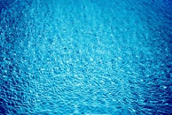 Niebieska woda w basenie