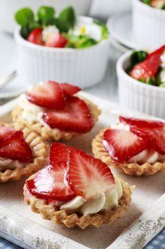 Babeczka z kremem i truskawką