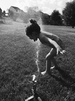 Bawiąca się dziewczynka 