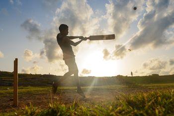 Chłopiec grający w krykieta