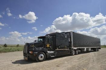 Czarny samochód ciężarowy