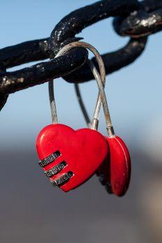 Czerwone kłódki w kształcie serca