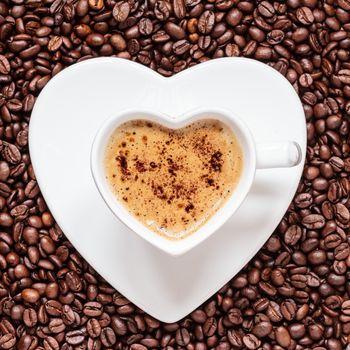  Biała filiżanka kawy w kształcie serca z cappucino